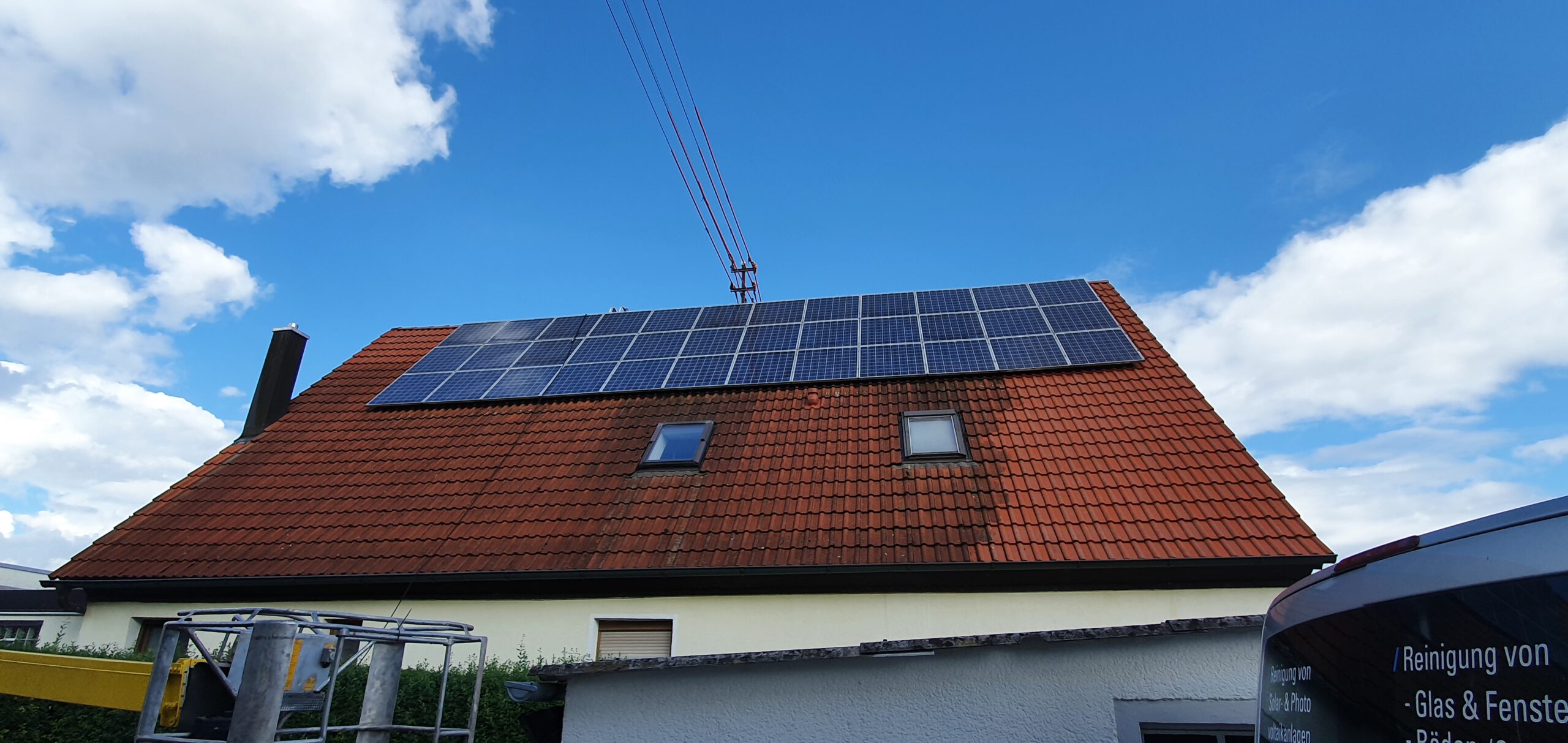 Verschmutzte Photovoltaikanlage vor der Reinigung